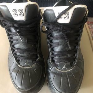 Used - Good Condition Retro Jordan’s size 9.5
